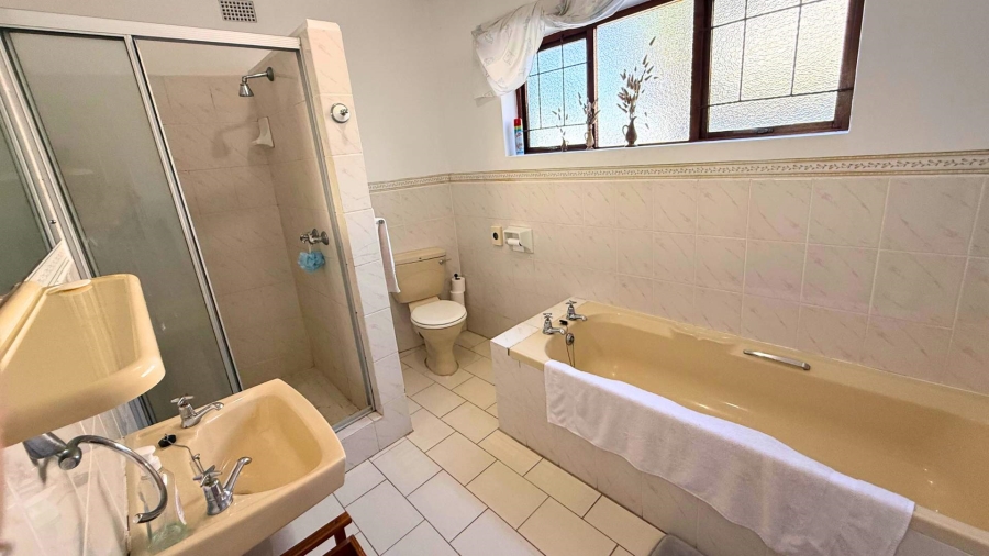 5 Bedroom Property for Sale in Kenton On Sea Eastern Cape